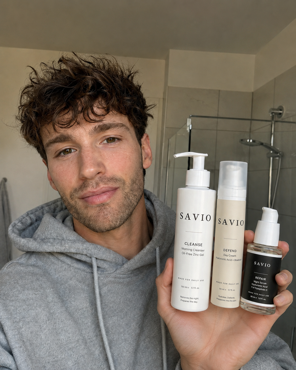 Mann mit SAVIO Produkt